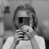 SMARTPHONE E BAMBINI: CRESCERE CON CONSAPEVOLEZZA. Il ruolo di famiglia, scuola e sport nell’educazione digitale
